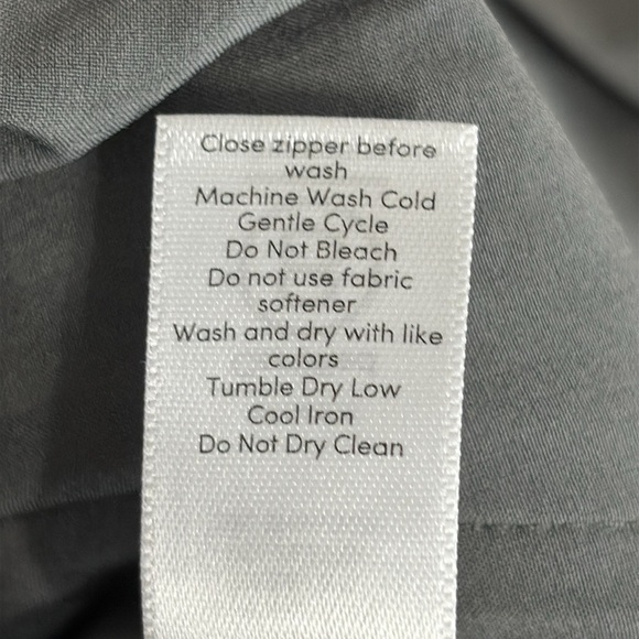 Athleta Expedition Zip Front Skort in Herb Olive - Size 6 - Picture 9 of 9